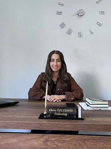 Ebru Özleşmiş logo